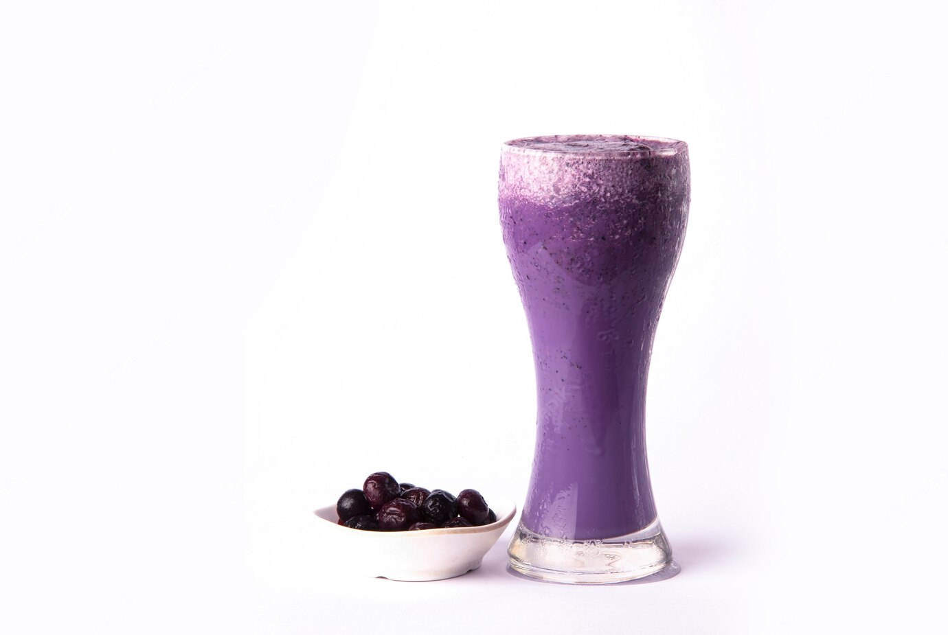 close-up-tall-glass-smoothie-isolated_45402-19